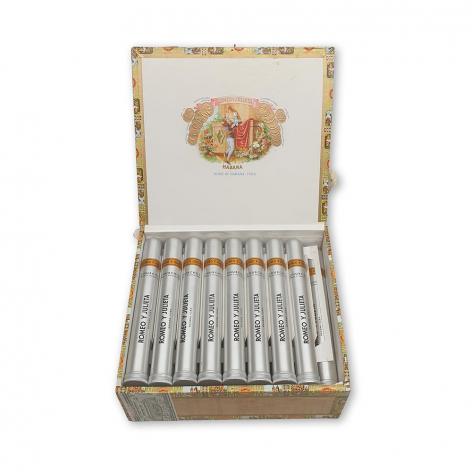 Lot 567 - Romeo y Julieta Churchills 