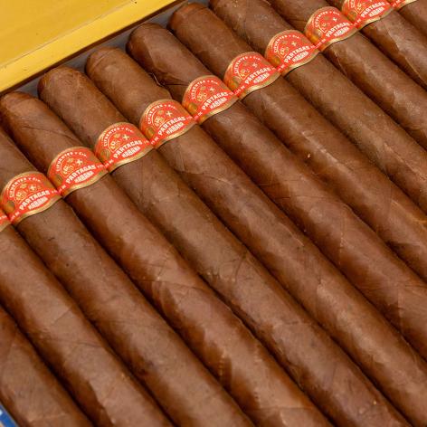 Lot 569 - Partagas Churchill de Luxe