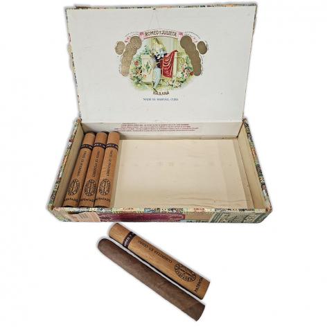Lot 636 - Romeo y Julieta Coronitas en Cedro