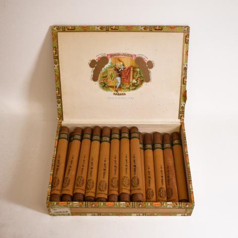 Lot 67 - Romeo y Julieta Cedros de Luxe no. 1