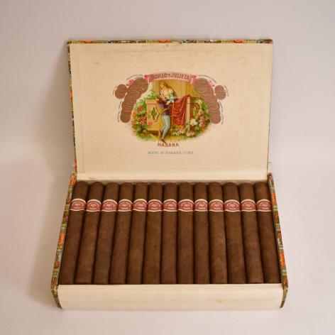 Lot 72 - Romeo y Julieta Petit Coronas