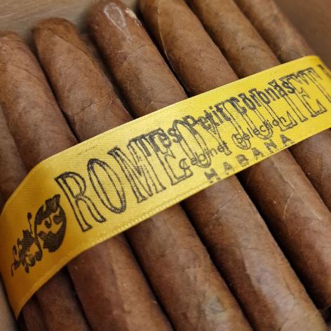 Lot 73 - Romeo y Julieta Tres Petit Coronas