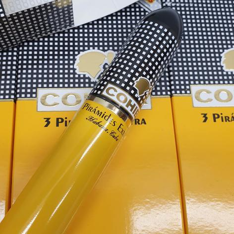 Lot 82 - Cohiba Piramides Extra