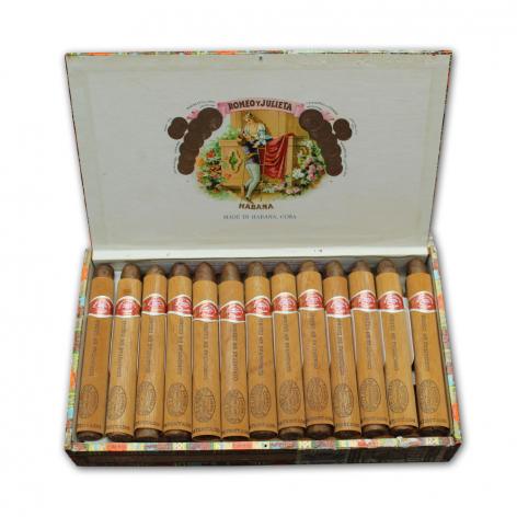 Lot 82 - Romeo y Julieta Coronitas En Cedro