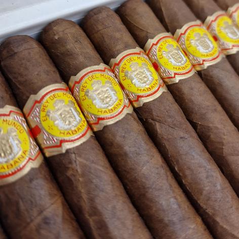 Lot 93 - El Rey Del Mundo Petit Coronas