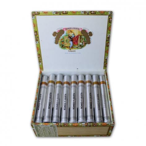 Lot 99 - Romeo y Julieta Churchills 